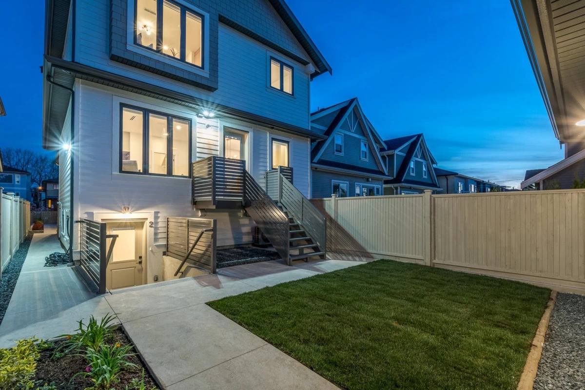 Backyard Photo of 1 2263 E 35th Avenue, Vancouver, BC