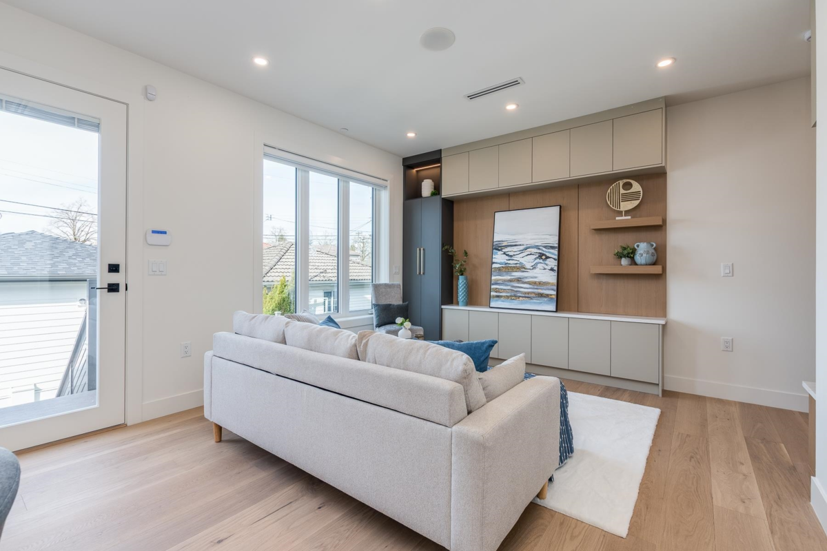 Family Room Photo of 1 2263 E 35th Avenue, Vancouver, BC