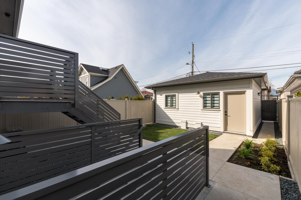 Front Yard Photo of 1 2263 E 35th Avenue, Vancouver, BC
