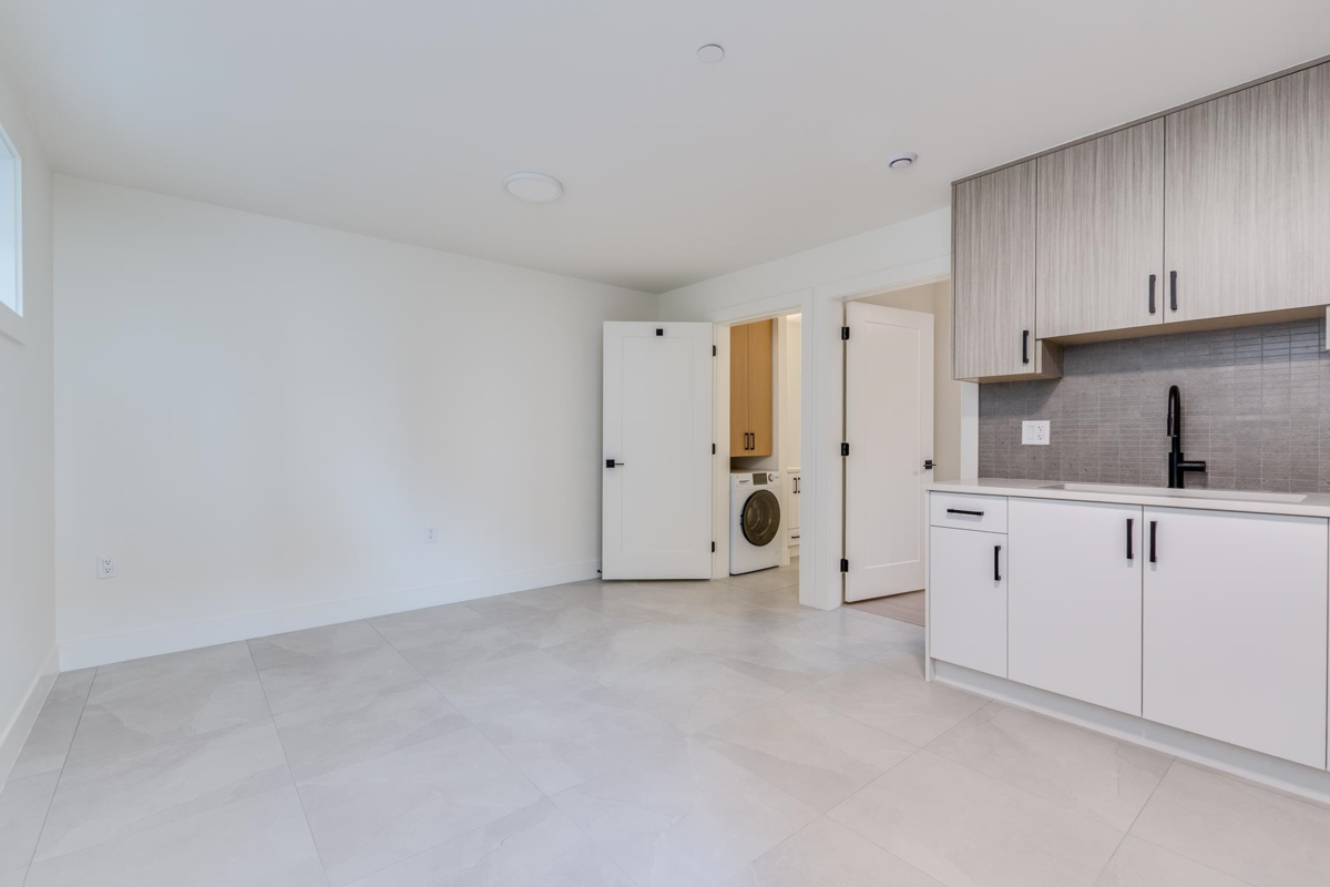 Laundry Room Photo of 1 2263 E 35th Avenue, Vancouver, BC