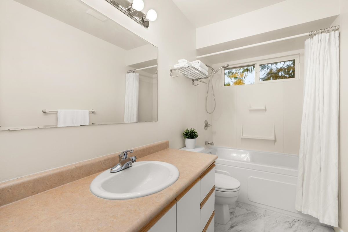 Walk-In Closet Photo of 11752 64a Avenue, Delta, BC