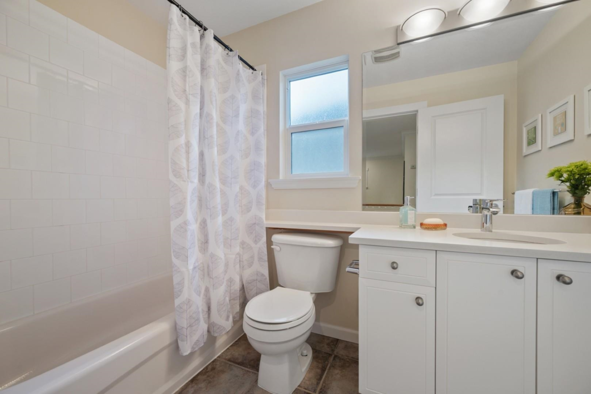 Front Yard Photo of 18871 71 Avenue, Surrey, BC