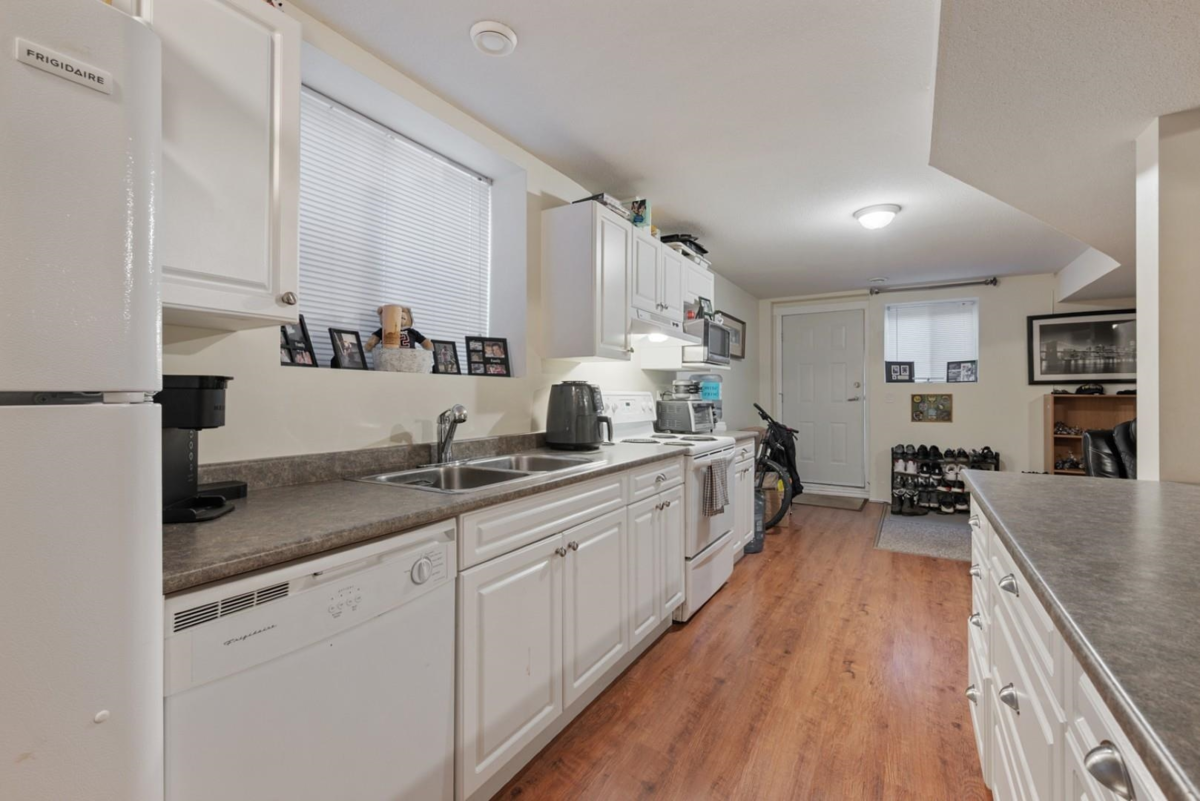 Hot Tub / Spa Photo of 18871 71 Avenue, Surrey, BC