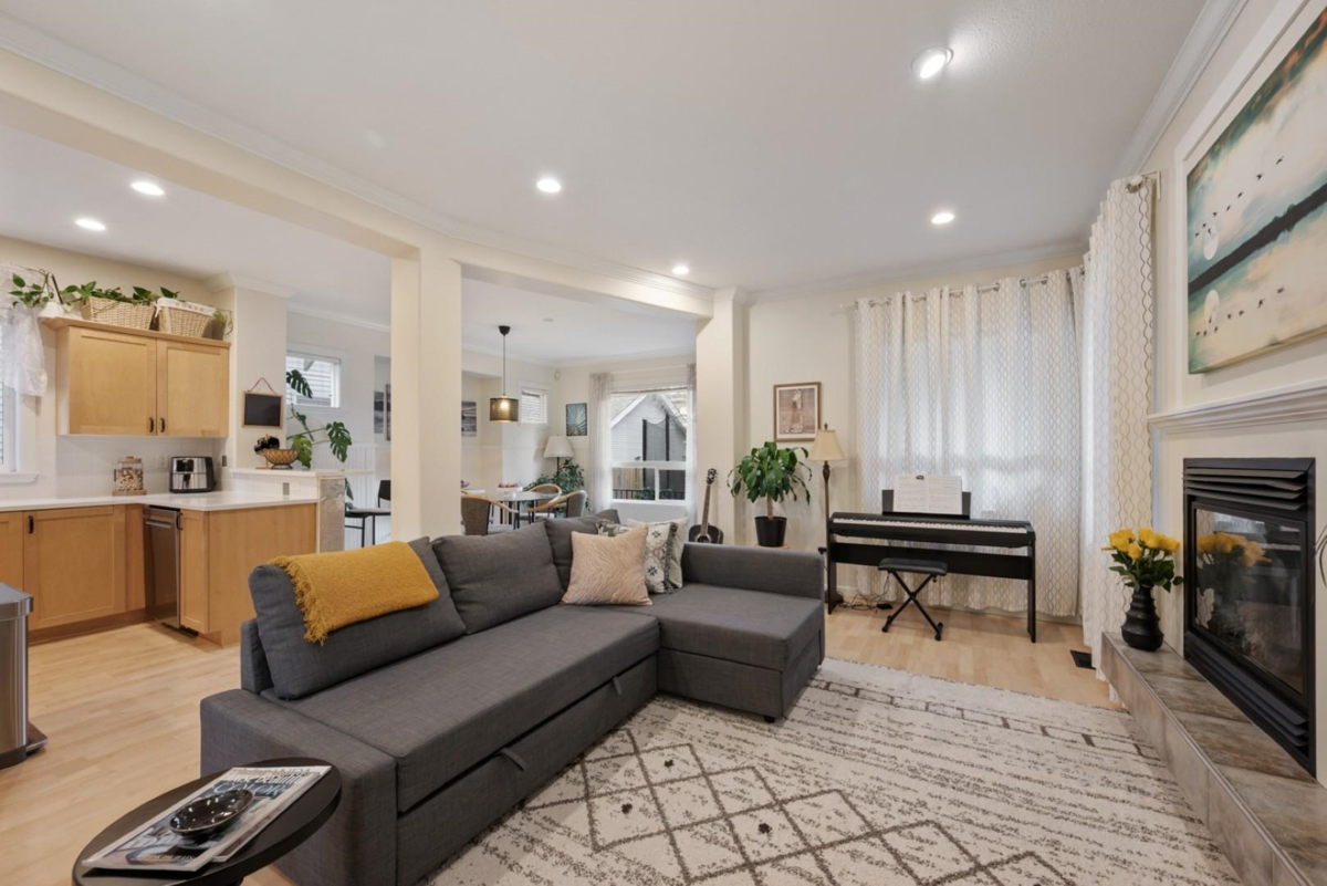 Kitchen Photo of 18871 71 Avenue, Surrey, BC