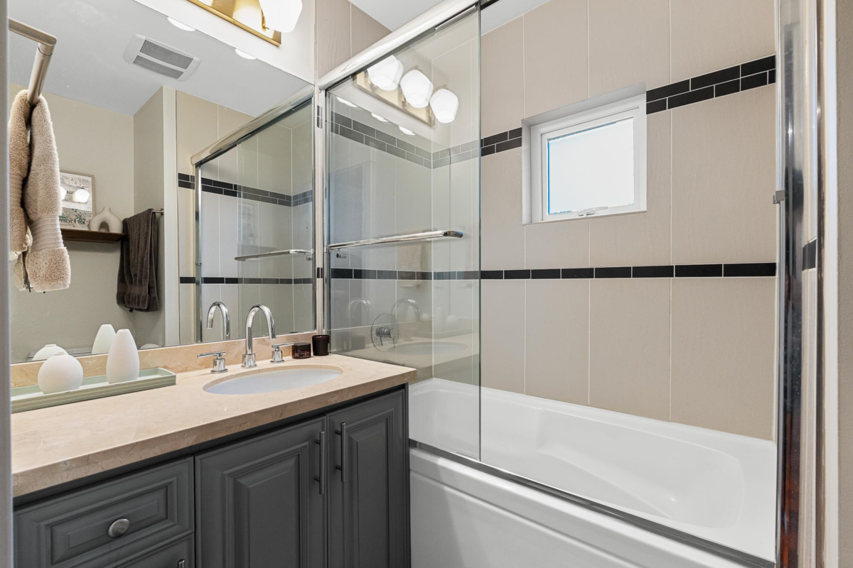 Basement Recreation Room Photo of 307 E 6th Street, North Vancouver, BC