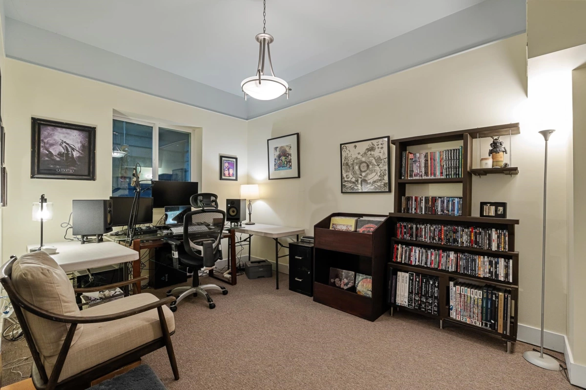 Entry Foyer Photo of 307 E 6th Street, North Vancouver, BC