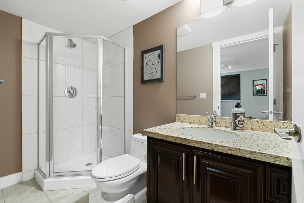 Hallway Photo of 307 E 6th Street, North Vancouver, BC