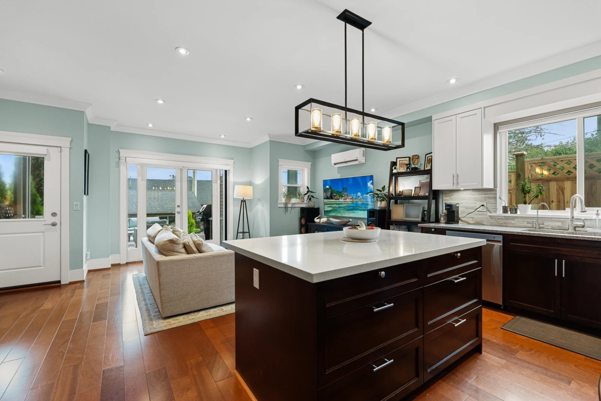 Kitchen Photo of 307 E 6th Street, North Vancouver, BC