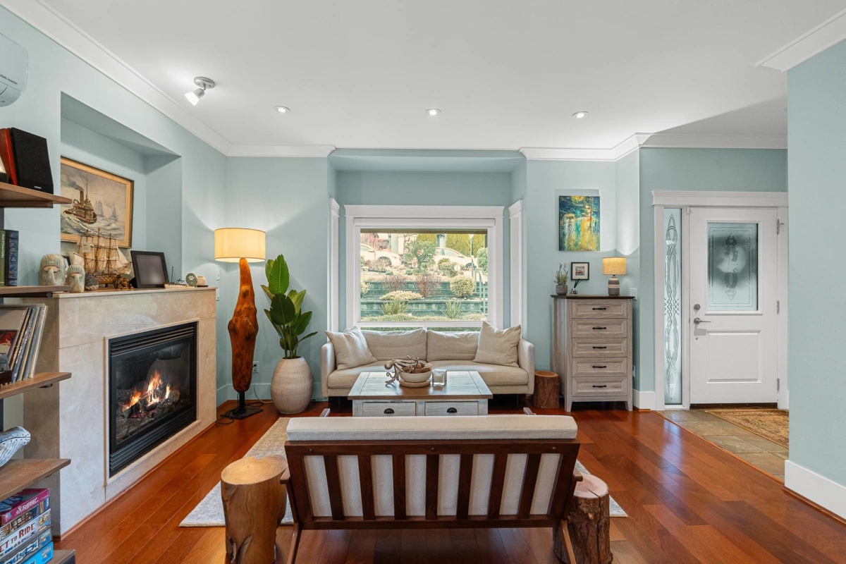 Living Room Photo of 307 E 6th Street, North Vancouver, BC