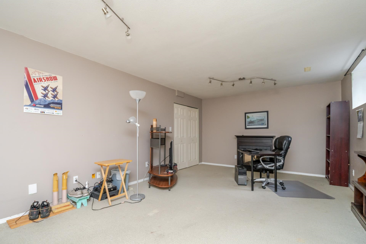 Front Yard Photo of 35543 Dina Place, Abbotsford, BC