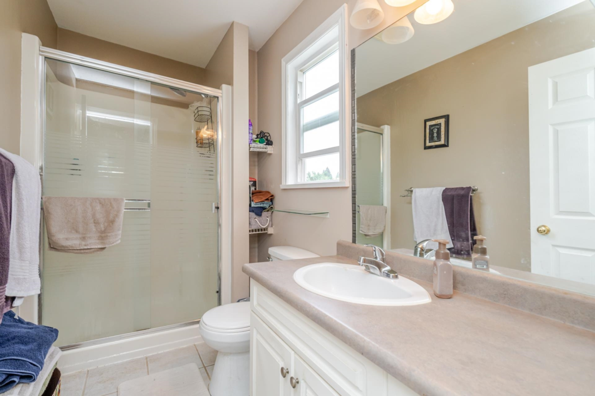 Hallway Photo of 35543 Dina Place, Abbotsford, BC