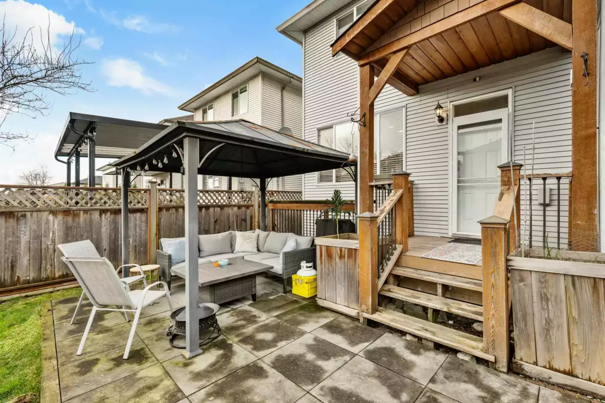 Entry Foyer Photo of 24320 102a Avenue, Maple Ridge, BC