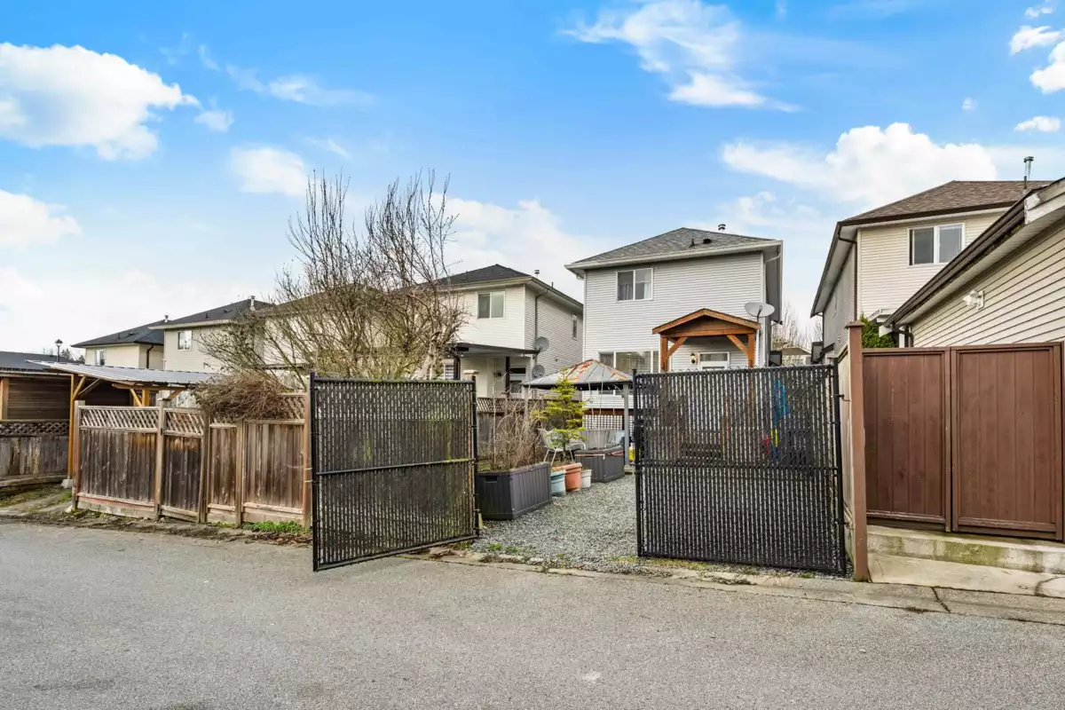 Staircase Photo of 24320 102a Avenue, Maple Ridge, BC