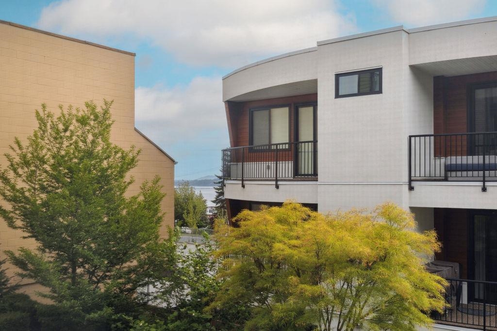 Front Yard Photo of 220 15210 Pacific Avenue, White Rock, BC