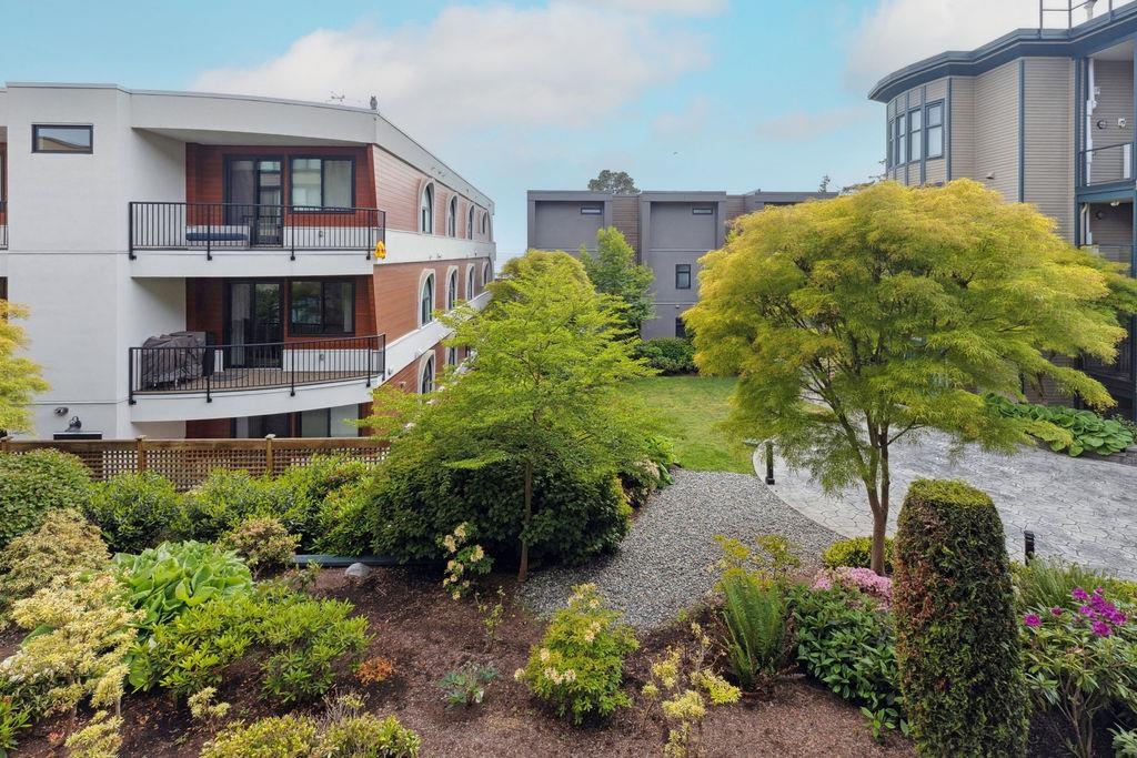 Laundry Room Photo of 220 15210 Pacific Avenue, White Rock, BC