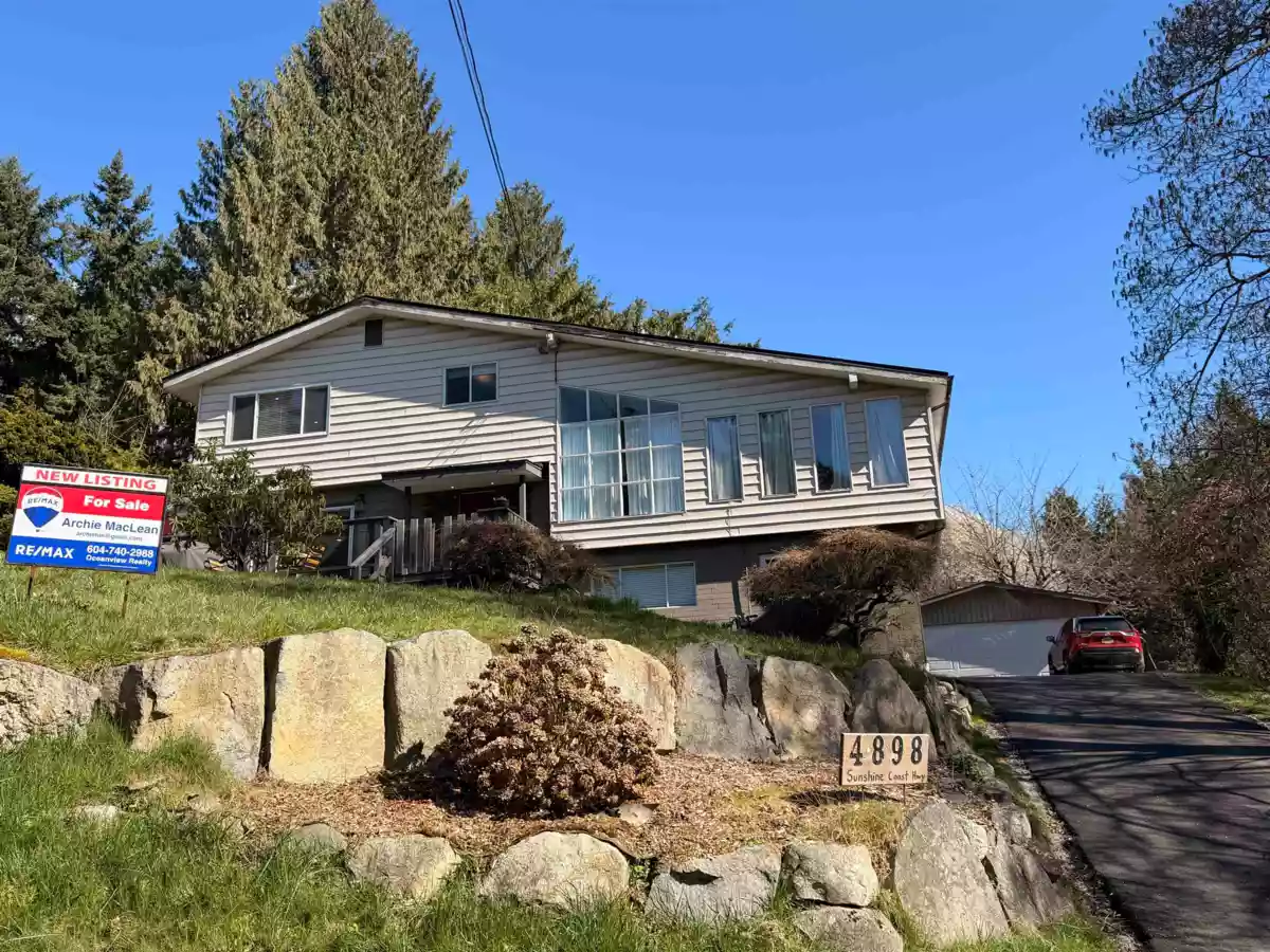 Entry Foyer Photo of 4898 Sunshine Coast Highway, Sechelt, BC