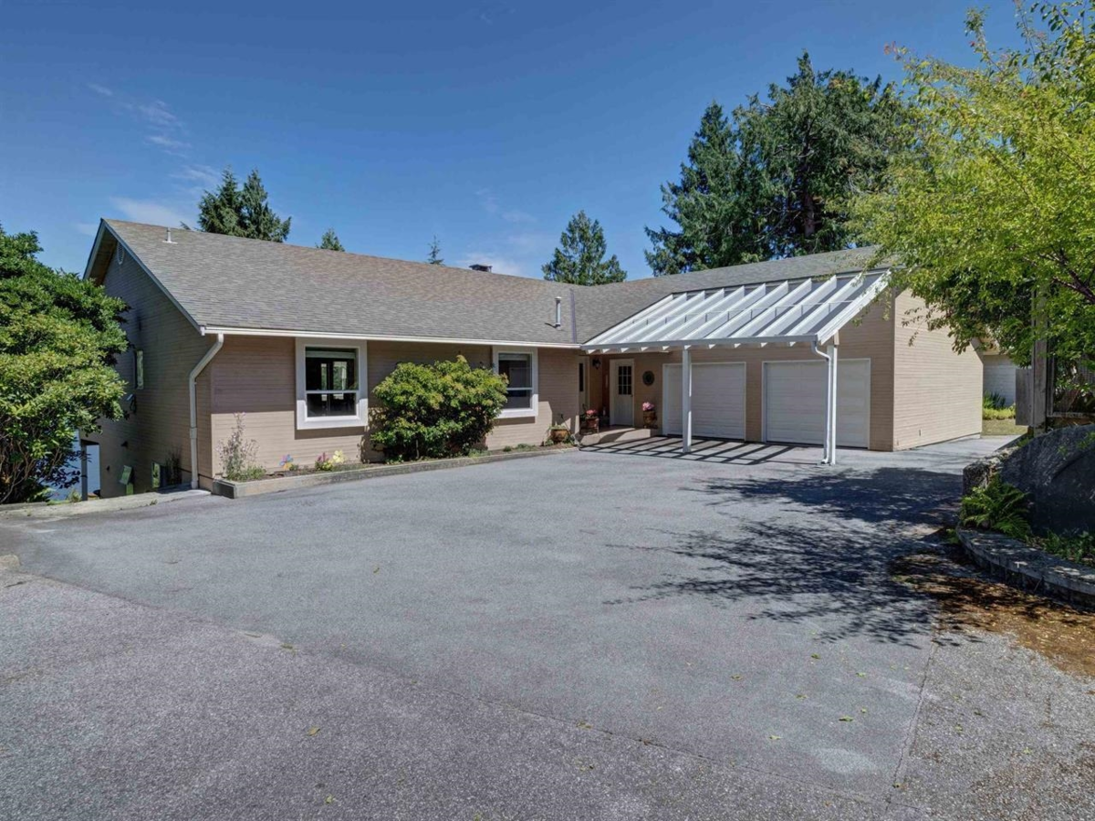 Breakfast Nook Photo of 6448 N Gale Avenue, Sechelt, BC