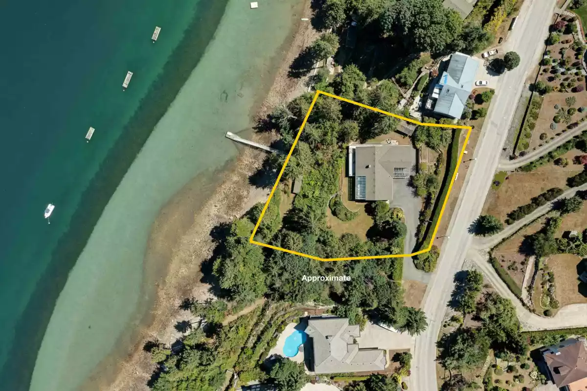 Family Room Photo of 6448 N Gale Avenue, Sechelt, BC