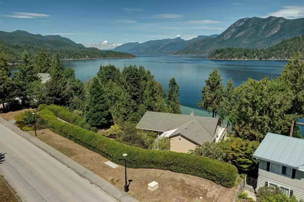 Kitchen Island Photo of 6448 N Gale Avenue, Sechelt, BC