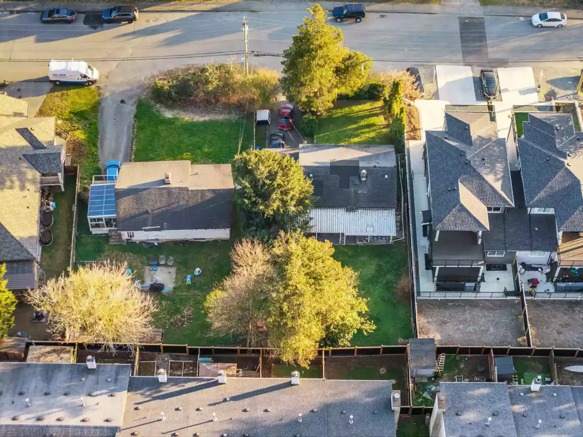 Garage Interior Photo of 32739 Fraser Crescent, Mission, BC