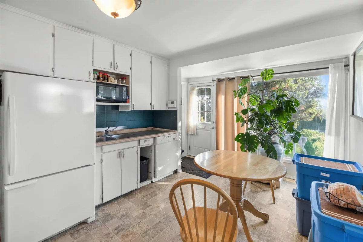 Kitchen Island Photo of 32739 Fraser Crescent, Mission, BC