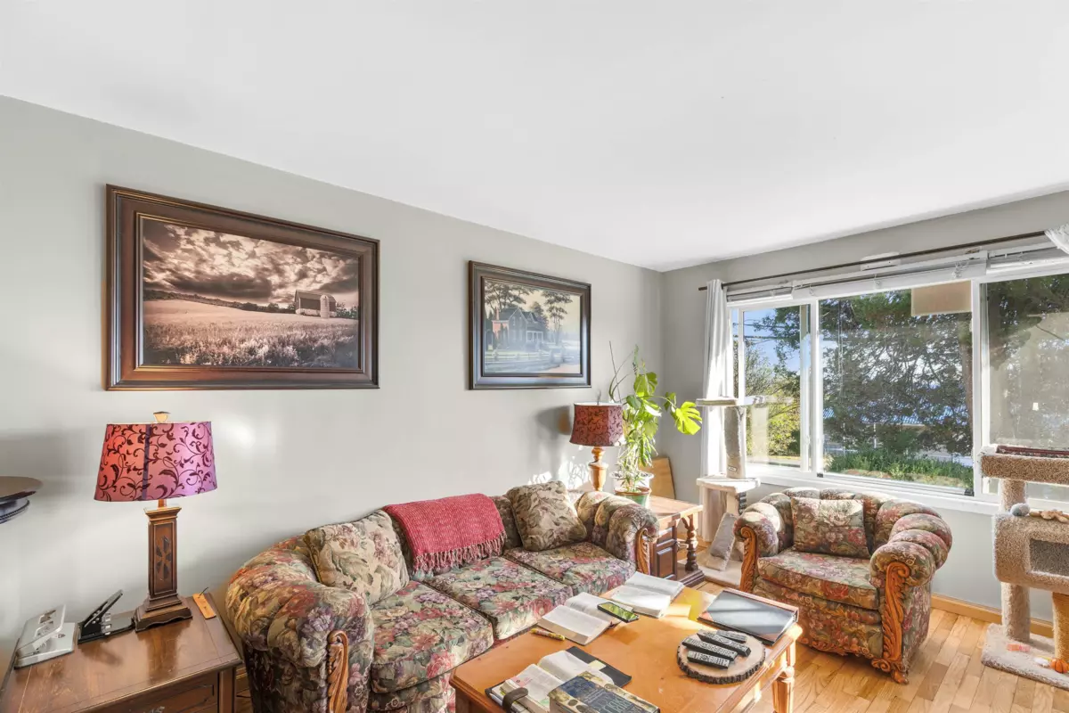 Living Room Photo of 32739 Fraser Crescent, Mission, BC