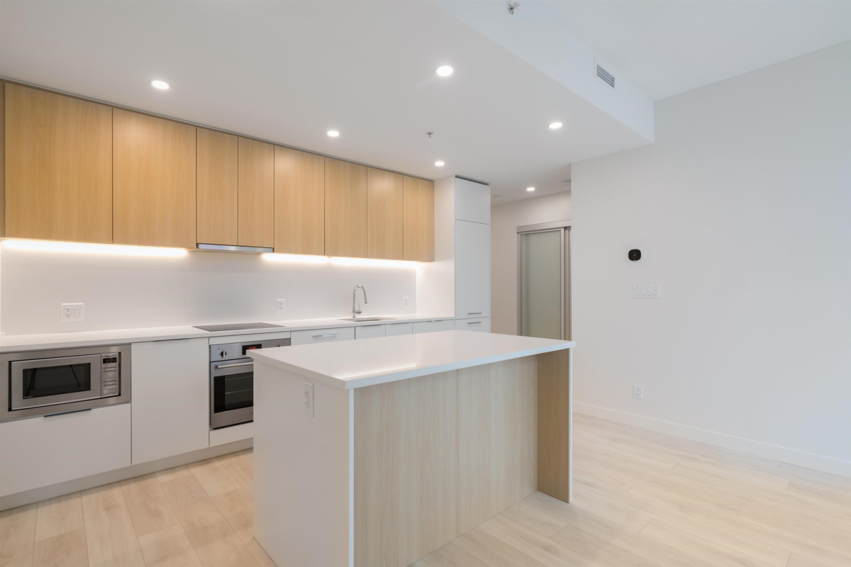 Kitchen Photo of 102 13318 104 Avenue, Surrey, BC
