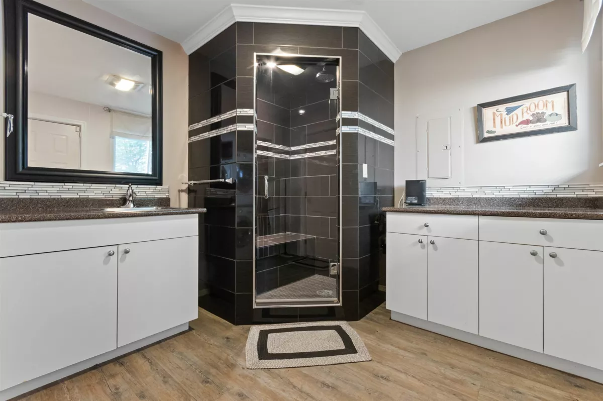 Entry Foyer Photo of 262 First Avenue, Cultus Lake, BC