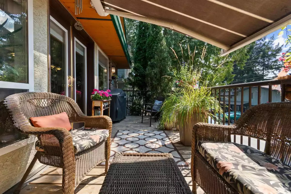 Kitchen Island Photo of 262 First Avenue, Cultus Lake, BC