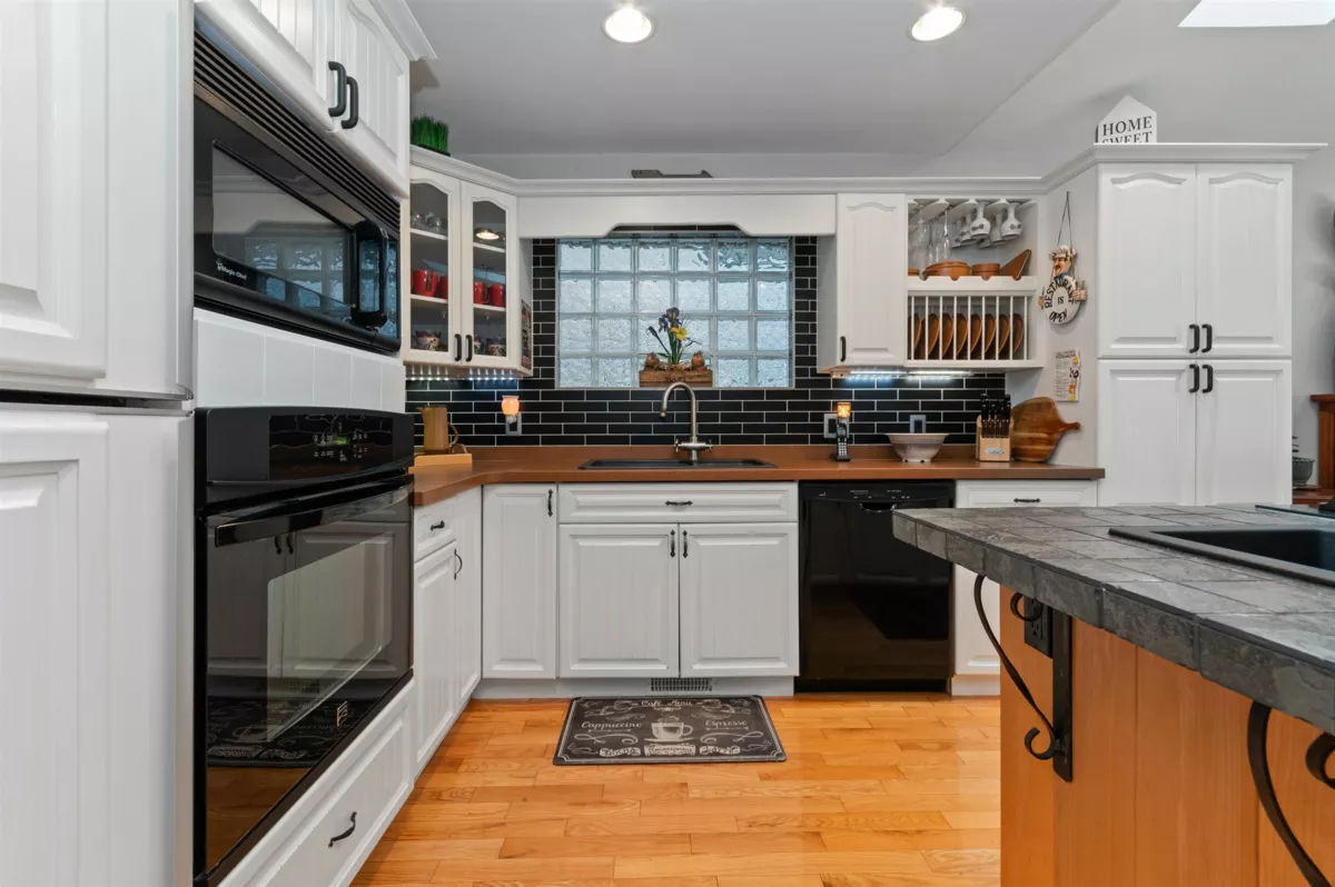 Loft / Bonus Room Photo of 262 First Avenue, Cultus Lake, BC