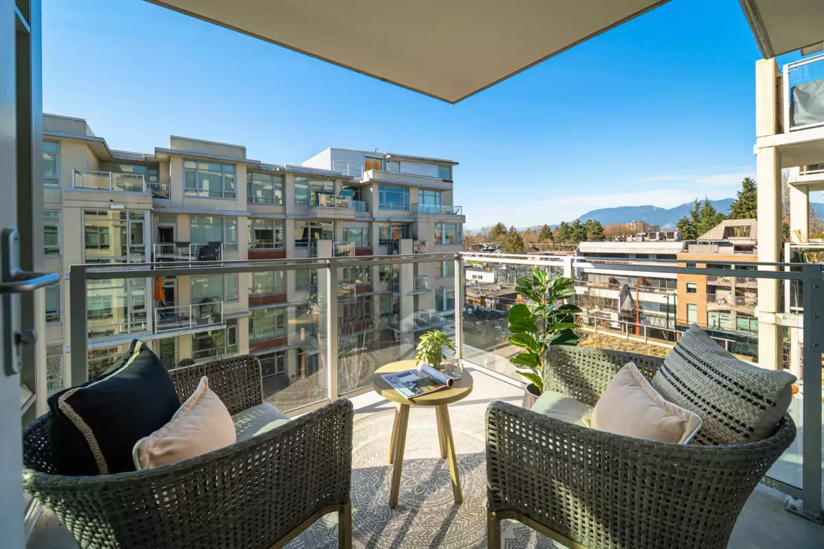 Entry Foyer Photo of 607 2228 W Broadway, Vancouver, BC