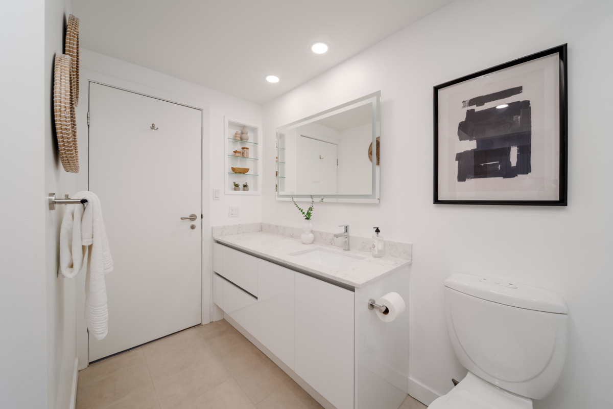 Office / Den Photo of 607 2228 W Broadway, Vancouver, BC