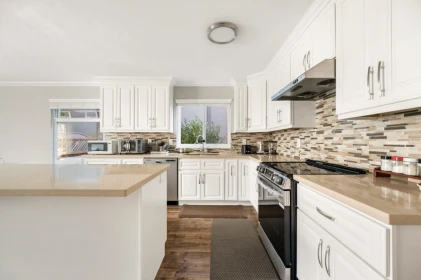 Kitchen Island Photo of 1838 148a Street, Surrey, BC