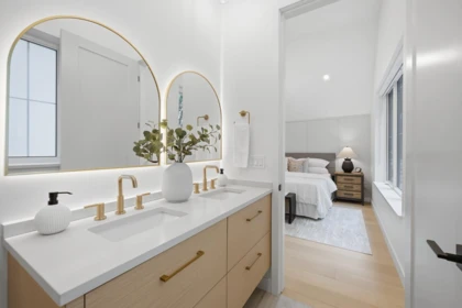 Mudroom Photo of 1 810 E 22nd Avenue, Vancouver, BC