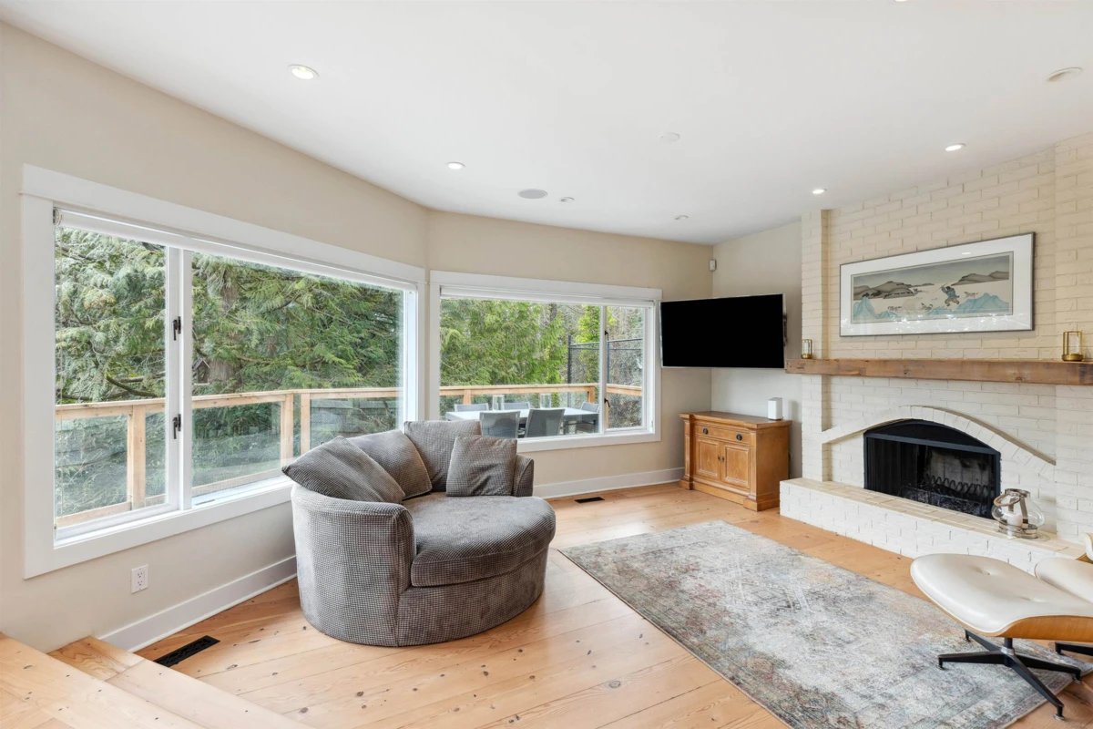 Dining Area Photo of 3714 Southridge Place, West Vancouver, BC