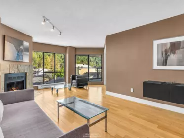 203 4323 Gallant Avenue, North Vancouver, BC, North Vancouver — Apartment/Condo for sale