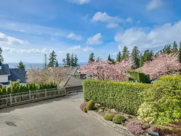 Breakfast Nook Photo of 13518 Marine Drive, Surrey, BC