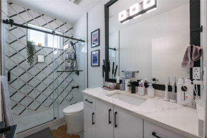 Primary Bathroom Photo of 16737 15a Avenue, Surrey, BC