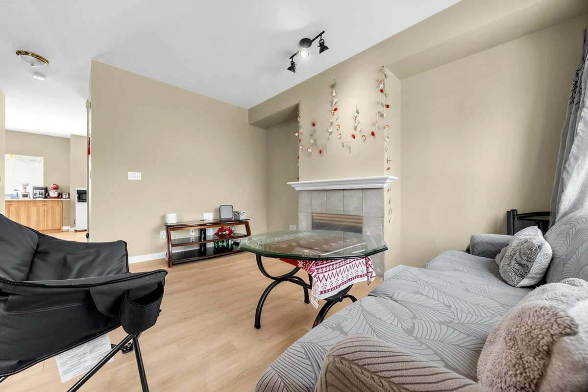 Dining Area Photo of 15 15133 29a Avenue, Surrey, BC