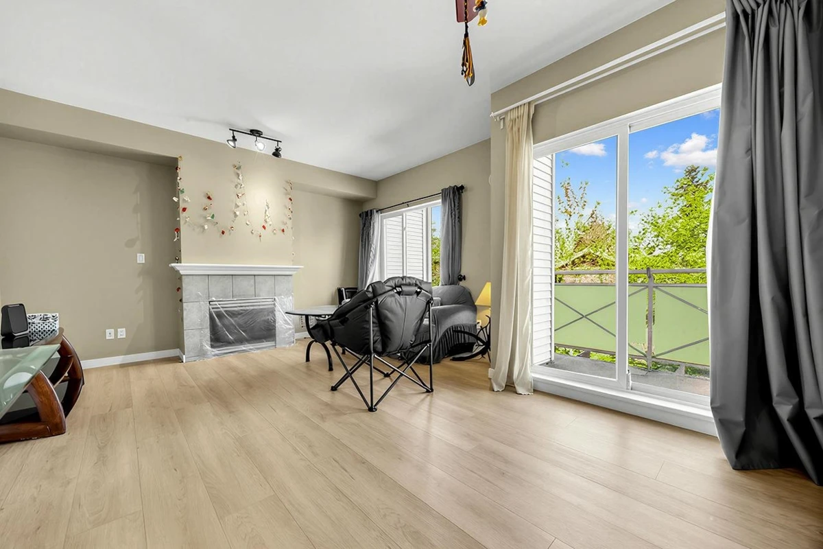 Family Room Photo of 15 15133 29a Avenue, Surrey, BC