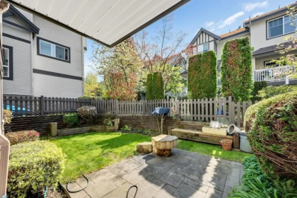 Front Yard Photo of 15 15133 29a Avenue, Surrey, BC
