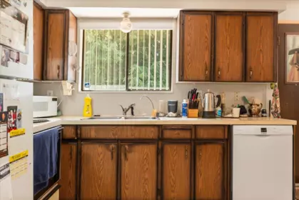 Kitchen Island Photo of 19426 63a Avenue, Surrey, BC