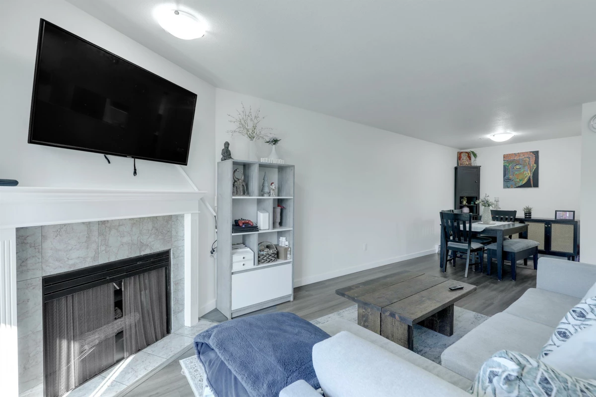 Family Room Photo of 336 32830 George Ferguson Way, Abbotsford, BC