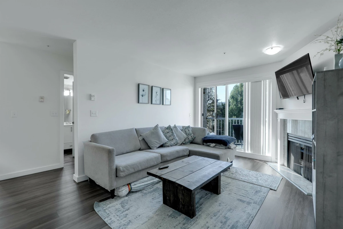 Living Room Photo of 336 32830 George Ferguson Way, Abbotsford, BC