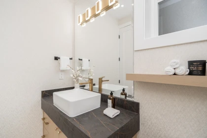 Primary Bathroom Photo of 2 150 E 51st Avenue, Vancouver, BC