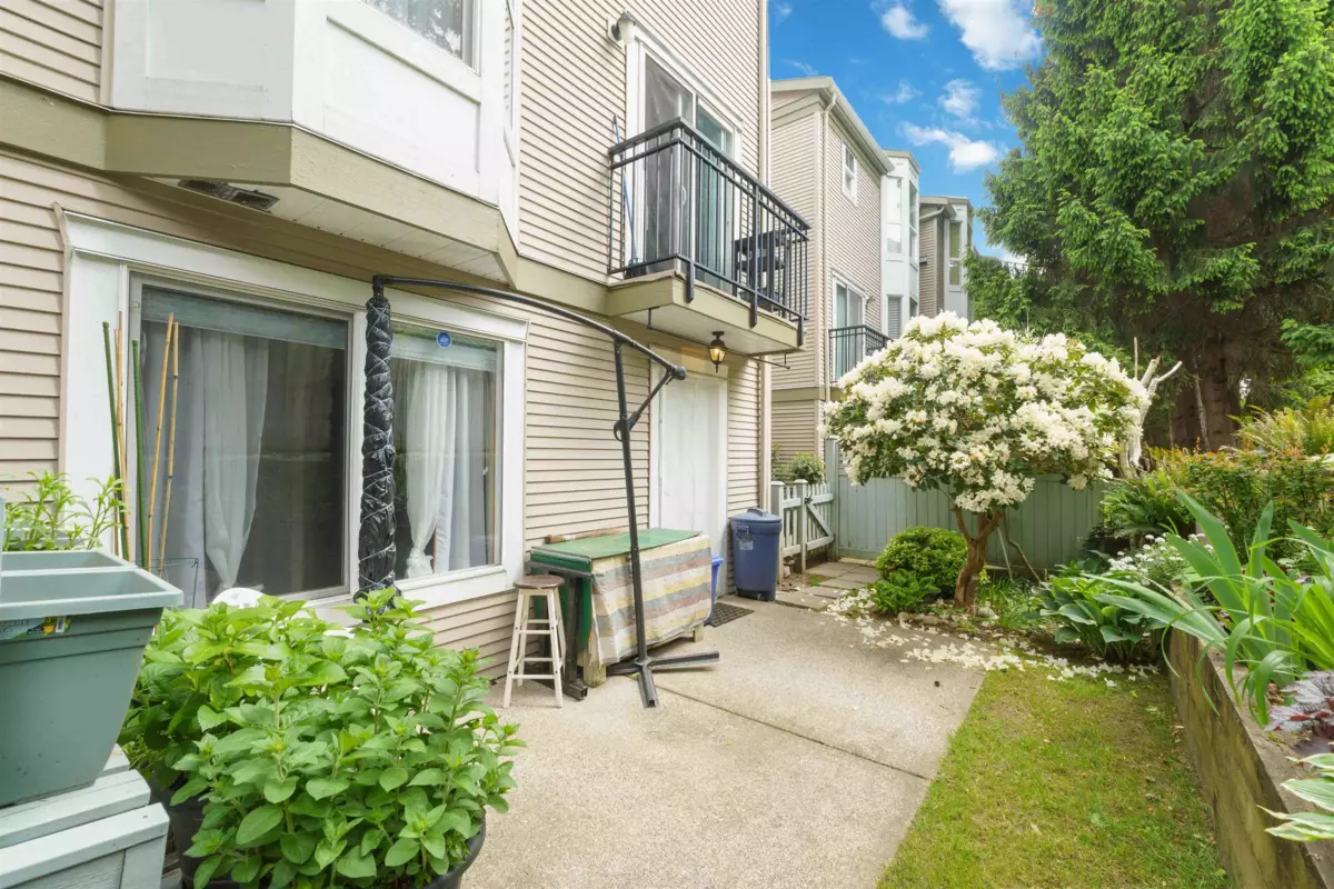 Living Room Photo of 20 9559 130a Street, Surrey, BC