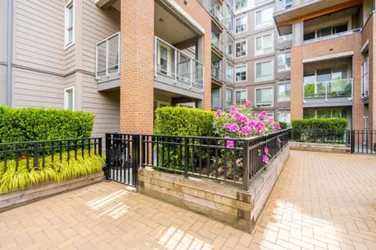 Front Yard Photo of 102 7133 14th Avenue, Burnaby, BC