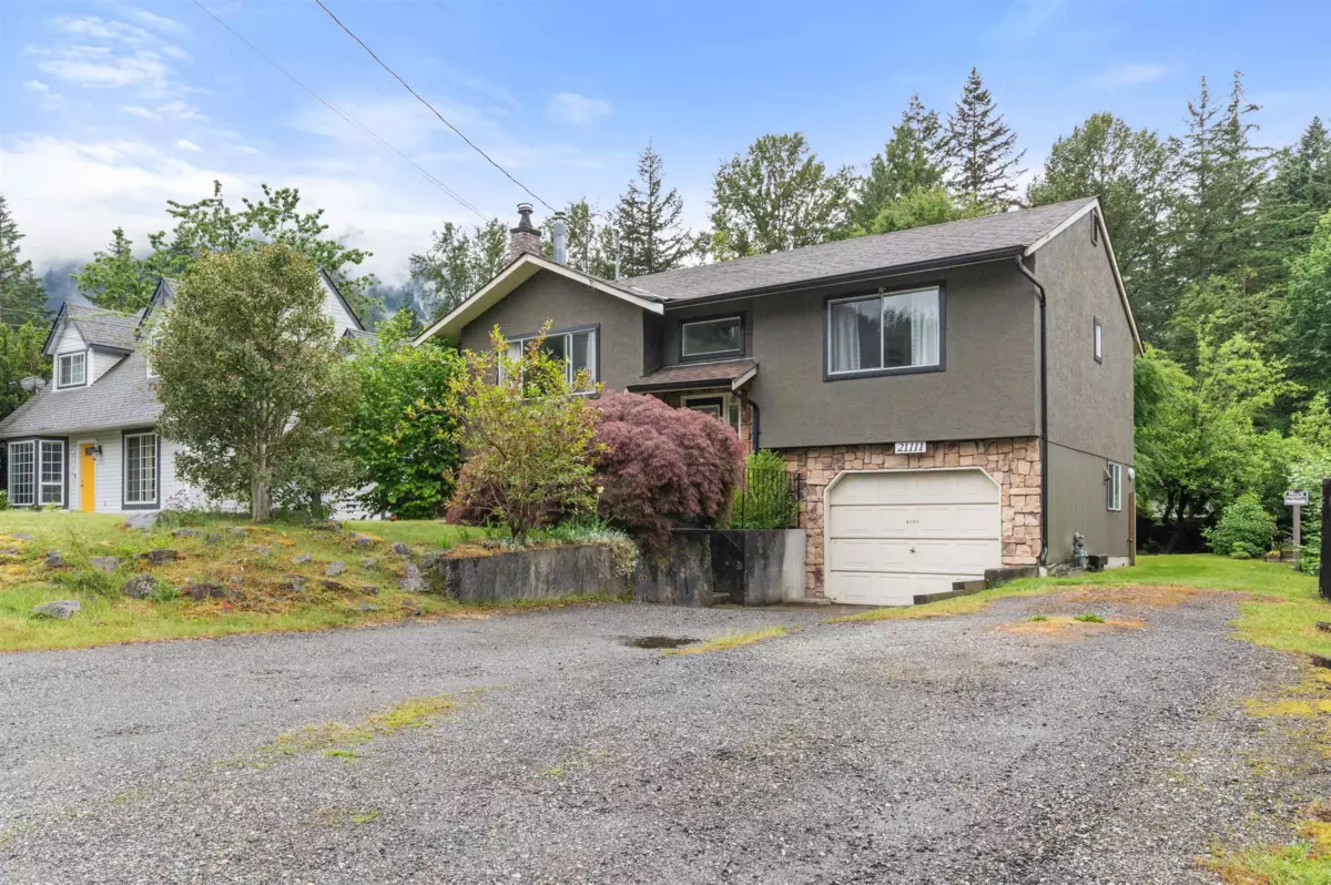 Living Room Photo of 21111 Lakeview Crescent, Hope, BC