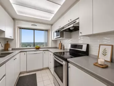 Kitchen Photo of 1207 13353 108 Avenue, Surrey, BC