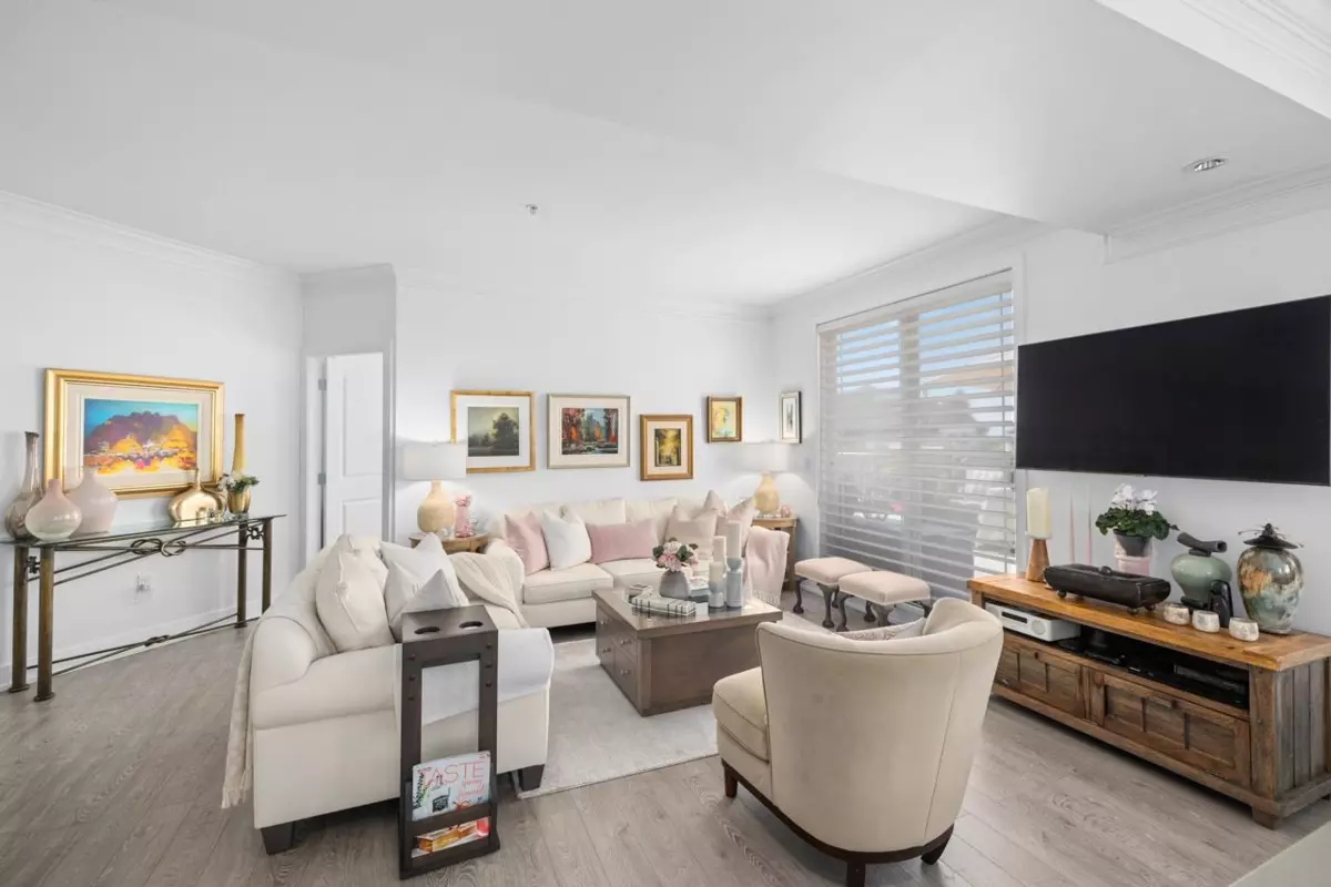 Family Room Photo of 302- 15392 16a Avenue, Surrey, BC